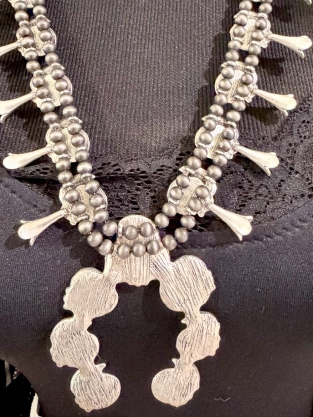 Squash Blossom Navajo Style
Faux Turquoise Silver Tone
Necklace non magnetic - Picture 12 of 12